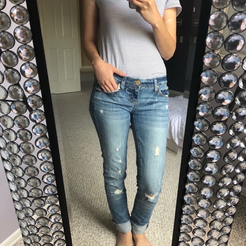 American Eagle light medium wash ripped jeans!
